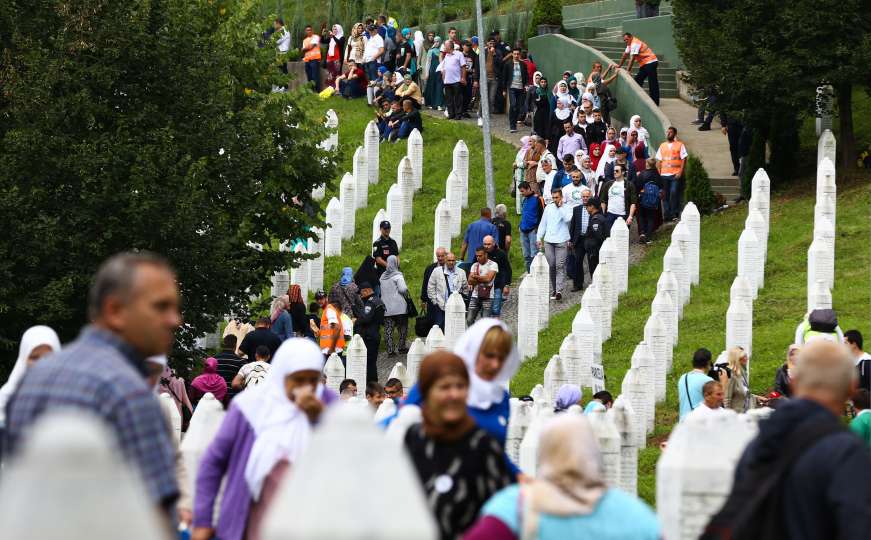 Porodice pristižu u Potočare: Danas posljednji ispraćaj 35 žrtava genocida